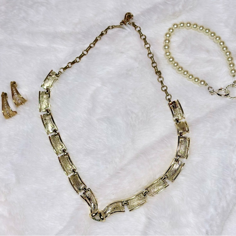 🌟 Vintage Glamour Featuring a Signed Coro Bib Necklace